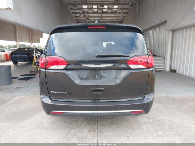 Chrysler Pacifica Touring-l Image 14