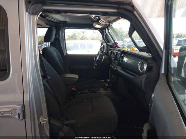 Jeep Wrangler Sahara 4x4 Image 6