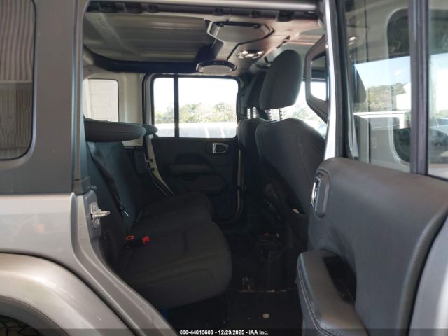 Jeep Wrangler Sahara 4x4 Image 8