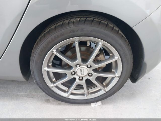 Hyundai ELANTRA Image 11