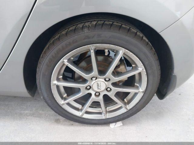 Hyundai ELANTRA Image 11