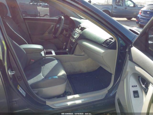 Toyota Camry Se Image 8