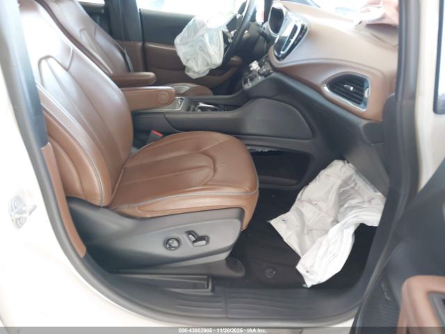 Chrysler Pacifica Limited Image 4