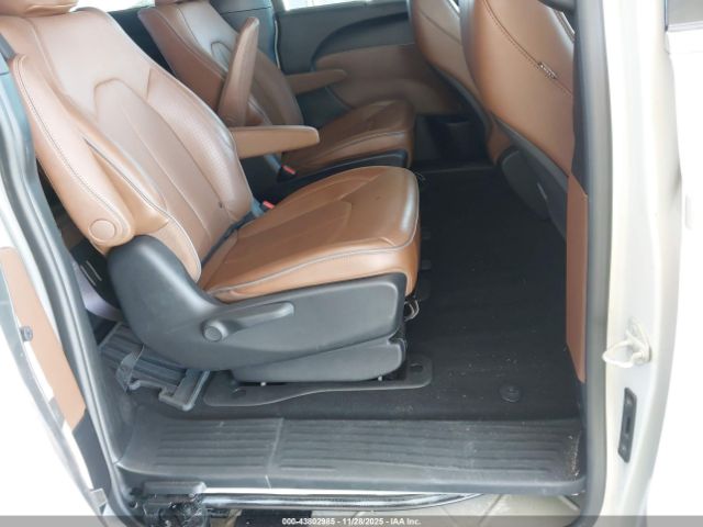 Chrysler Pacifica Limited Image 14