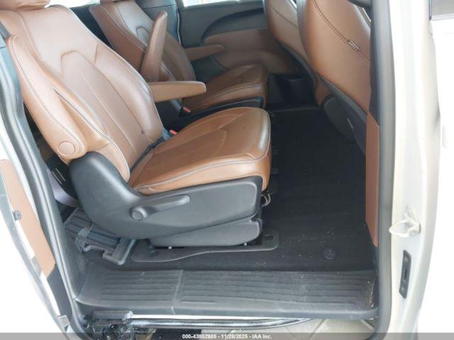 Chrysler Pacifica Limited Image 14