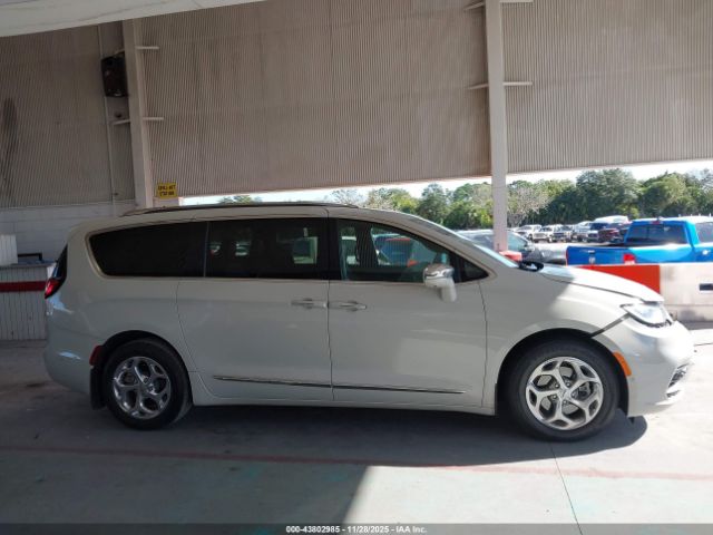 Chrysler Pacifica Limited Image 16