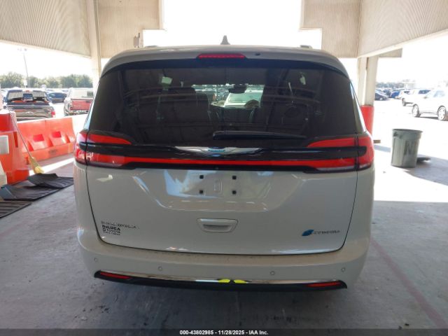 Chrysler Pacifica Limited Image 13