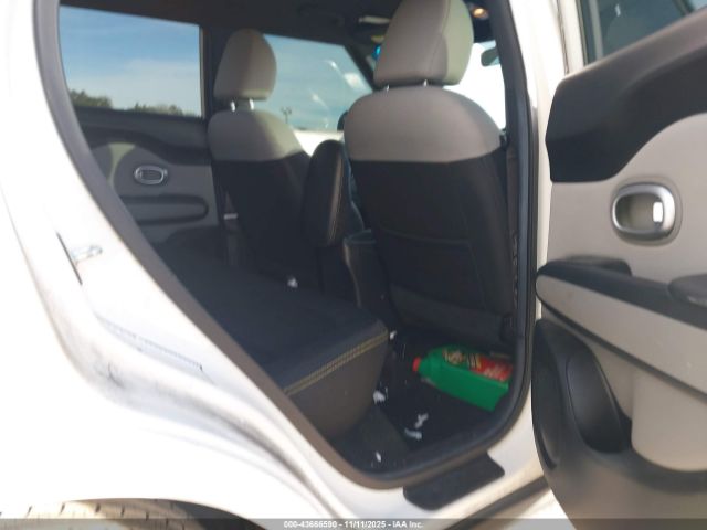 Kia Soul + Image 17